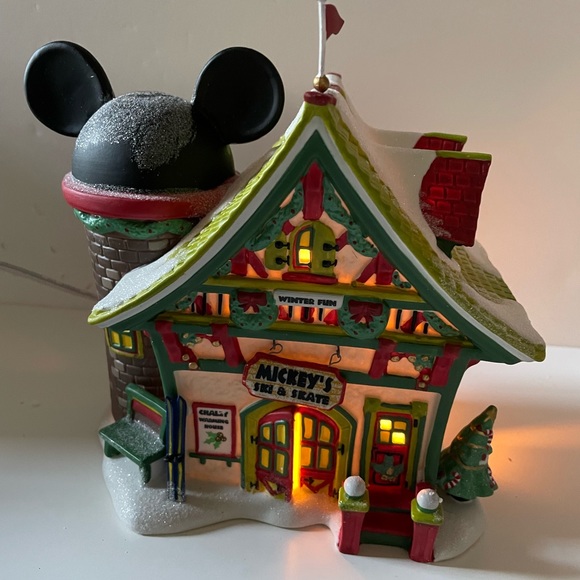 ✨ Disney Department 56 – Mickey’s Christmas Village “Mickey’s Ski & Skate” ⛷️⛸️ - Picture 3 of 8